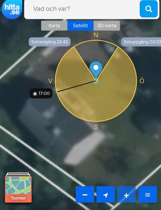 Satellitbild över hyreshus med solens position visas; cirkel markerar solens riktning från söder. Solens högsta höjd kl 17:00, soluppgång 03:33, solnedgång 22:42.