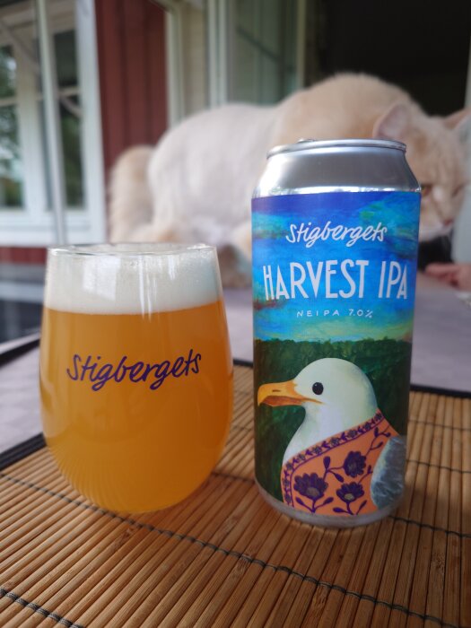 En burk Stigbergets Harvest IPA bredvid ett glas med samma öl.