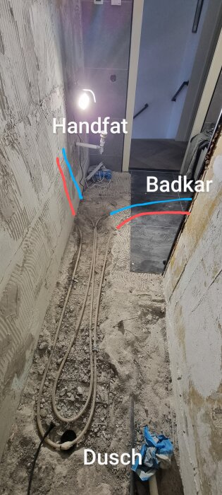 Badrumsrenovering; synliga PEX-rör från handfat till badkar, med omväg runt duschens avloppsrör. Exponerad betong och väggar utan tätskikt.
