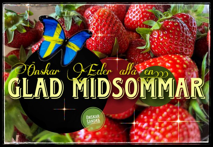Färska jordgubbar och en blågul fjäril med texten "Önskar eder alla en glad midsommar" i festlig stil.