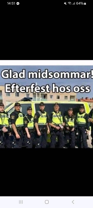 Poliser står framför sin bil med texten "Glad midsommar! Efterfest hos oss" ovanför dem.