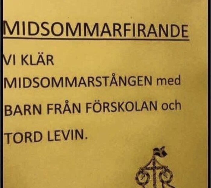Affisch för midsommarfirande med texten "Vi klär midsommarstången med barn från förskolan och Tord Levin" på gul bakgrund.
