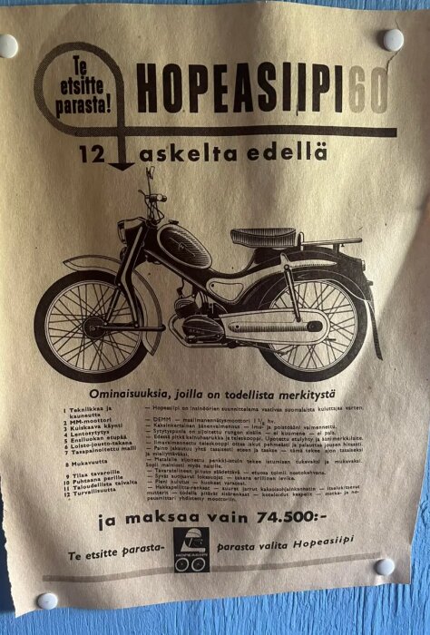 Gammal affisch för Hopeasiipi 60 med illustration av en motorcykel och finsk text om dess egenskaper och pris.