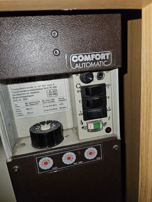 Kontrollpanel för ett Alde 2921 värmesystem med knappar och reglage i en husvagn.