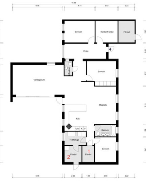 Planritning av hus med markerade rum 1 och 2. Rummet 1 är kopplat till golvvärmerör, och rum 2 föreslås för pannplacering.