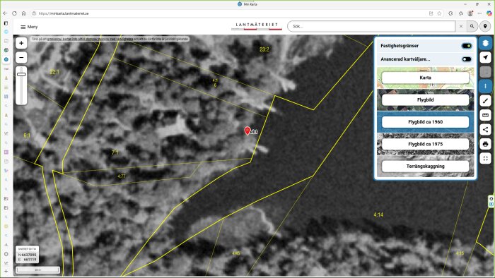 Flygfoto över Ebbas fastighet från 1960 med gränser markerade i gult.