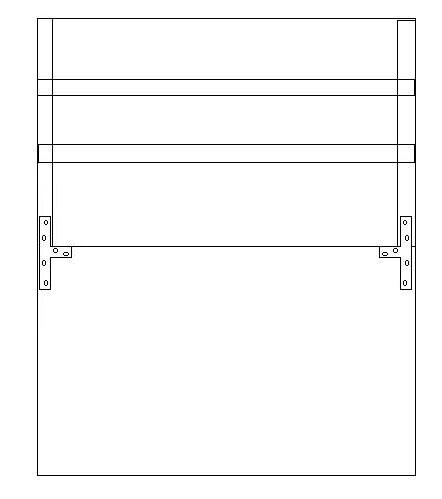 Baksida av en hylla med förborrade hål för att undvika sprickor, monterad med skruvar och förstärkningsbeslag.