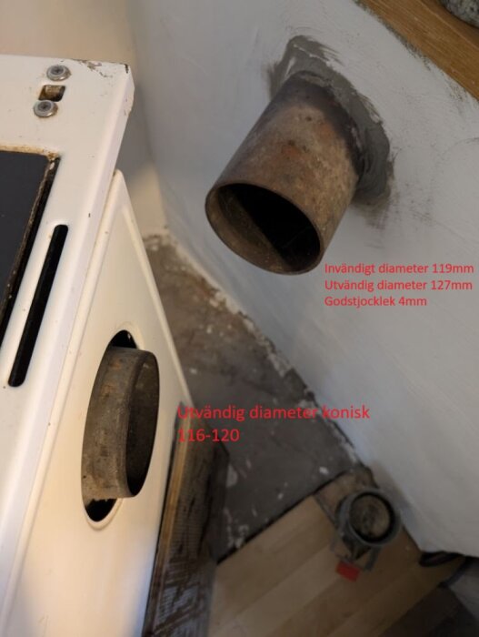 Kök med vedspis och skorstensrör; skorstensanslutningar med diametrar och mått i millimeter synliga, inklusive invändig och utvändig diameter.