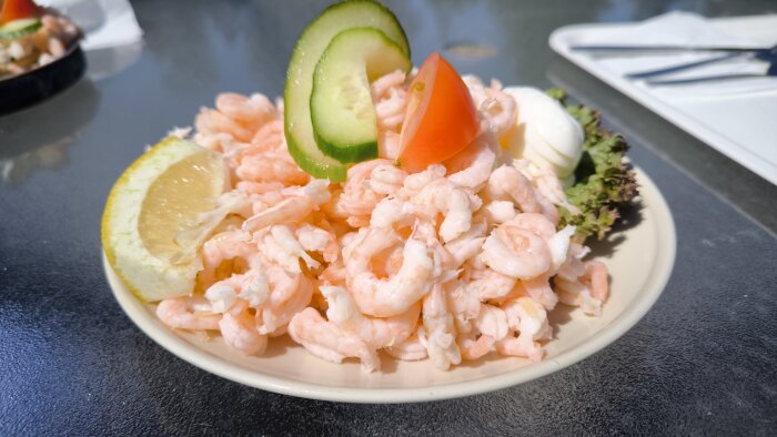 Räkmacka med räkor, citron, gurka och tomat på ett fat hos Värmskogs Cafe.