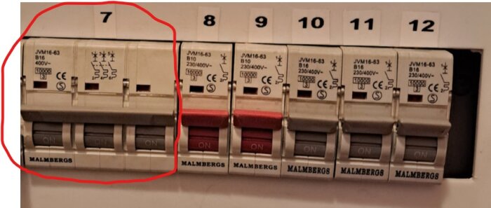 Elcentral med flera automatsäkringar, inklusive en markerad 3-polig säkring (nr 7) som tidigare kopplats till häll, föreslås delas för kyl och frys.