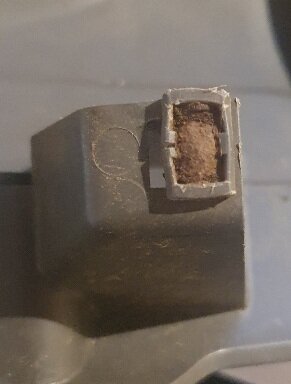 Rostig magnet för krocksensor i stötfångare, rengjord och putsad för att förbättra funktion.