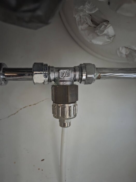 VVS-koppling med ansluten vattenslang.