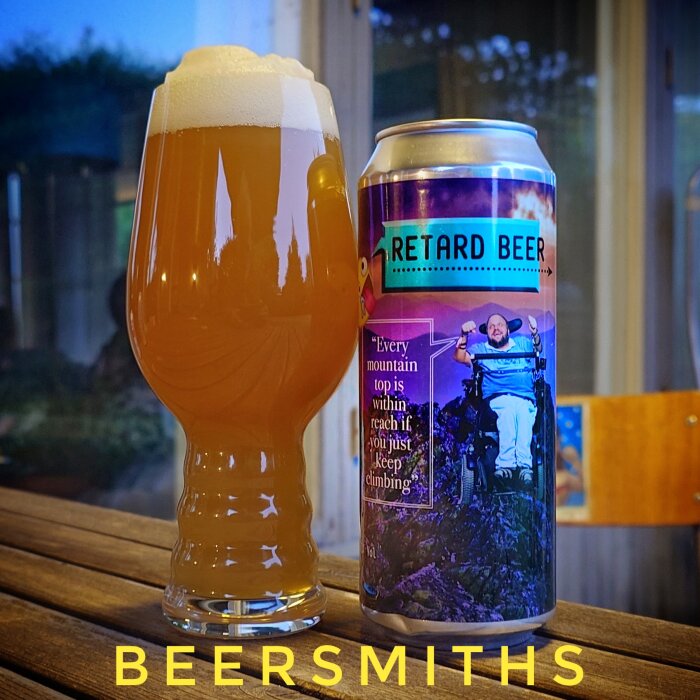 {"alt-text":"Ölglas med skummande bärnstensfärgad dryck bredvid en burk märkt 'Retard Beer'. Texten på burken handlar om att nå bergstoppar."}
