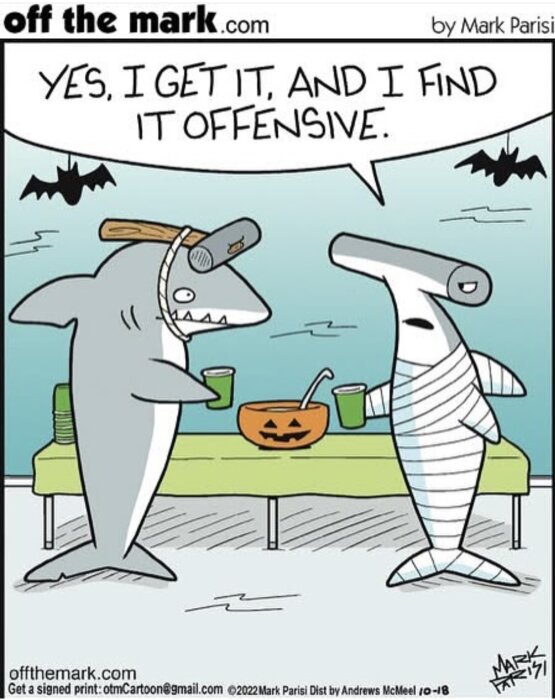Två seriehajar, en med en hammare fastbunden på huvudet och den andra inlindad som en mumie, med ett bord dekorerat för Halloween.