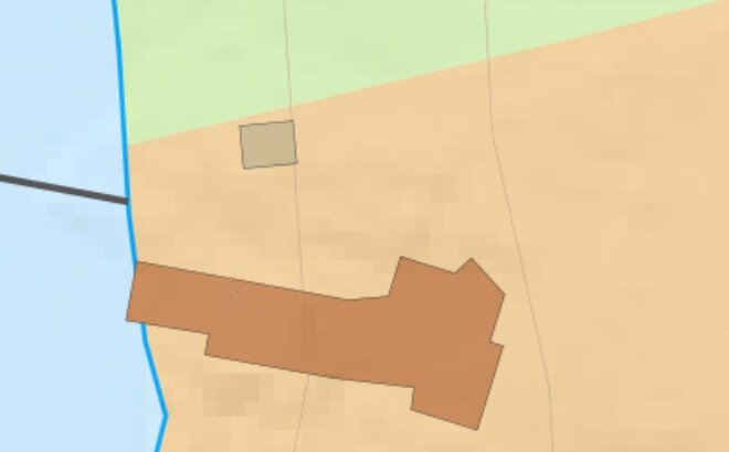Karta som visar fastighetskarta med strandlinje längs fastighetsgränsen, bostadshusets gavel i linje med stranden och vattenområde framför.