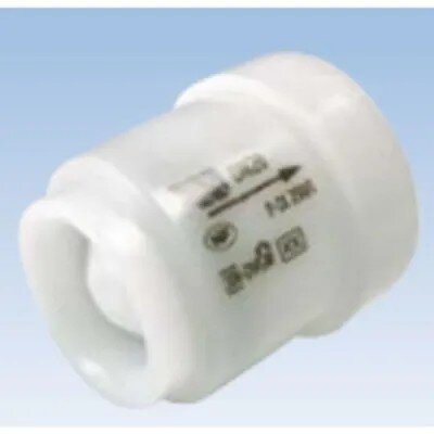 Vit patronbackventil med tryck och pilar som visar flödesriktning, använd i vattenmätaranslutningar för att förhindra vibrationer och ljud.