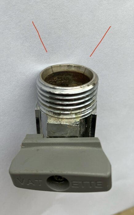 Närbild av en ballofix med två synliga sprickor.