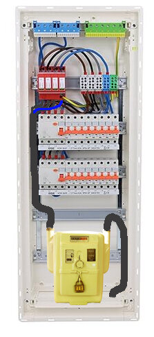 Bild av ett elskåp med säkringar, ledningar och ett gult elmätningsinstrument; kontexten är diskussion om effektavgifter och belastning på elnätet.