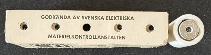 Förpackning från Svenska Elektriska Materielkontrollanstalten, med historisk charm.