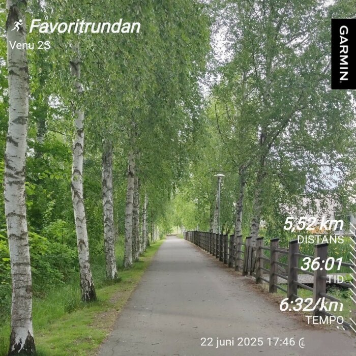 Löpspår omgiven av björkar och trästaket med statistik från ett löp-pass, såsom distans, tid och tempo. Datum och klockslag visas i bilden.