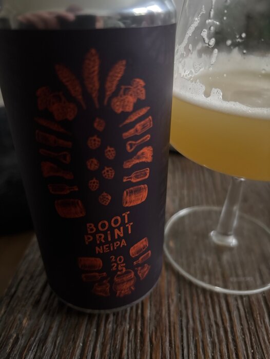 Ölburk med etiketten "Boot Print Neipa 2025" från Hop Notch Brewing bredvid ett glas med ljus öl.