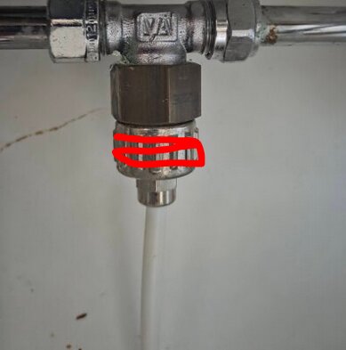 Muttern på en vattenkoppling markerad med röd linje, använd för att lossa slangen.