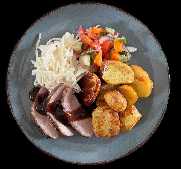 Grillad pluma med rödvinssås, ugnsstekt potatis, sallad och coleslaw på tallrik, dagens maträtt.