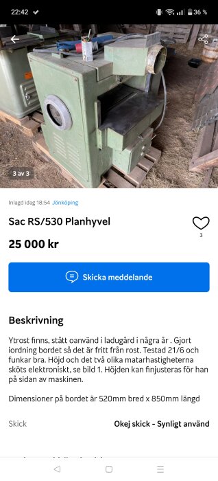 Grön planhyvel Sac RS/530 står på en pall i en lada, med lite ytrost och diverse kablar ovanpå.