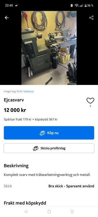 Svarv av märket EJCA i en verkstad med verktyg och kablar på väggen.
