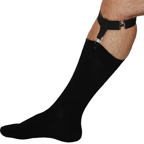 En svart strumpa hålls uppe av en herrstrumphållare runt benet.