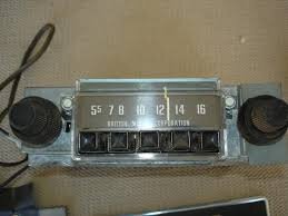Gammal AM-bilradio med rattar och frekvensskala, användes för att lyssna på nyheter, musik och sport innan FM blev populärt.