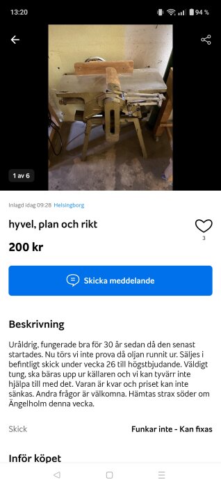 Plan- och rikthyvel på ett golv med oljefläck runt den.