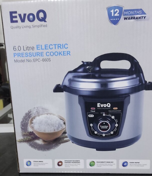 Förpackning av EvoQ elektrisk tryckkokare, 6 liter, med funktioner för uppvärmning och tillagning av mat på kortare tid.