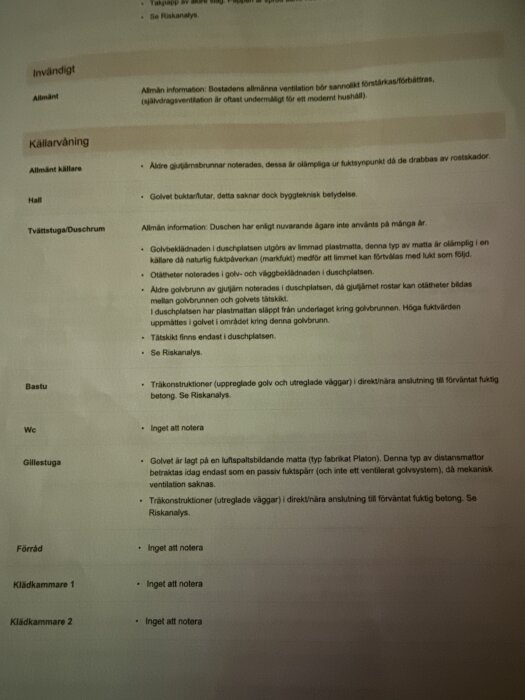 Bild av besiktningsprotokoll med anmärkningar kring källarplan, inkluderar information om fuktproblem och konstruktioner att beakta vid renovering.