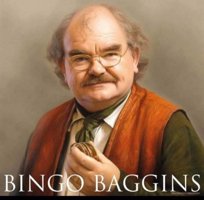 En man med glasögon och mustasch, klädd i väst och halsduk, håller i en liten rund guldföremål framför en neutral bakgrund. Texten "Bingo Baggins" är synlig.