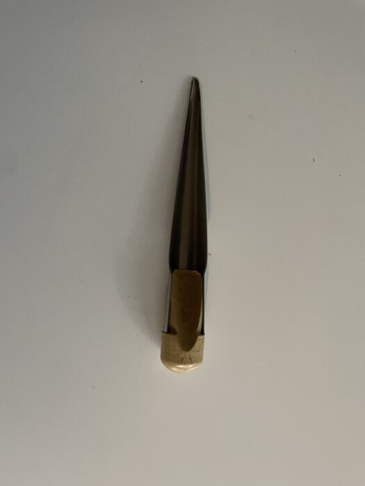 Splitsningsverktyg i metall med spetsig ände, används för att tillverka förtöjningslinor till en träbåt.