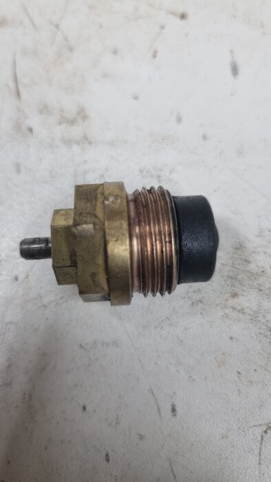 Ventil med 20 mm gänga, använd för fördelare i byggprojekt. Behöver köpas, enligt inlägget.