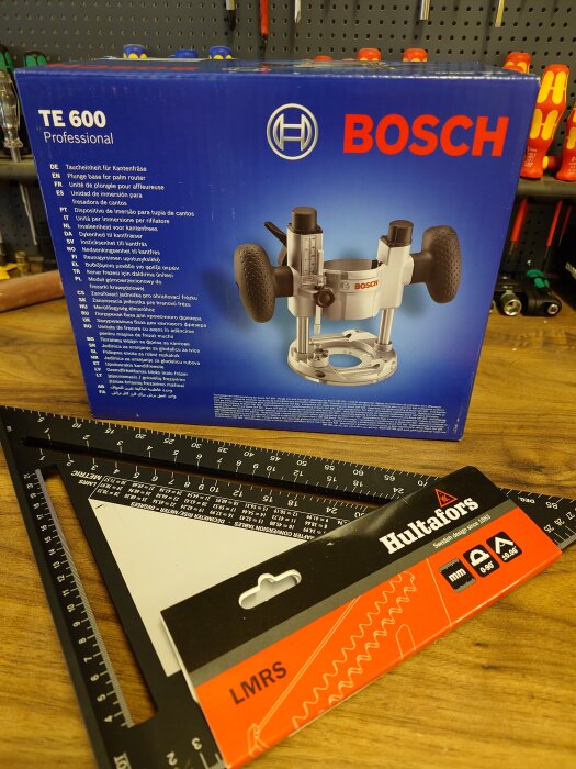 Förpackning av Bosch TE 600 fräsenhet och en stor Hultafors snabbvinkel på ett arbetsbord.