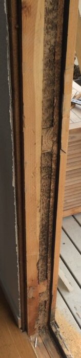 Snitt av fasad som visar träkonstruktion och isolering.