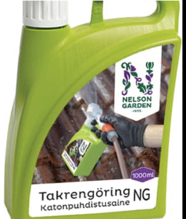 Grön flaska med rengöringsmedel för tak från Nelson Garden. Text: "Takrengöring NG, 1000 ml." Bild av hand som håller flaskan mot ett tak.