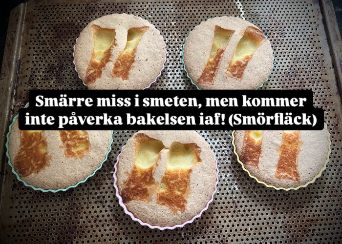 Fem tartletter med gyllenbruna fläckar på bakplåt, text med "smärre miss i smeten" syns över bilden.