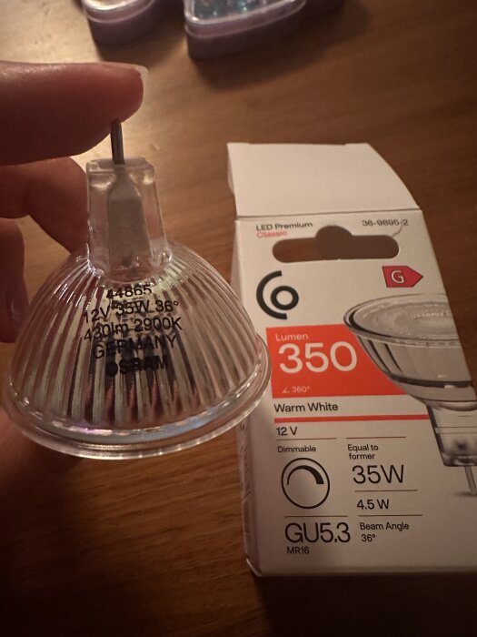 Gammal och ny LED-ljuskälla bredvid varandra, inkl. förpackning med specifikationer för en varmvit lampa på 35W.