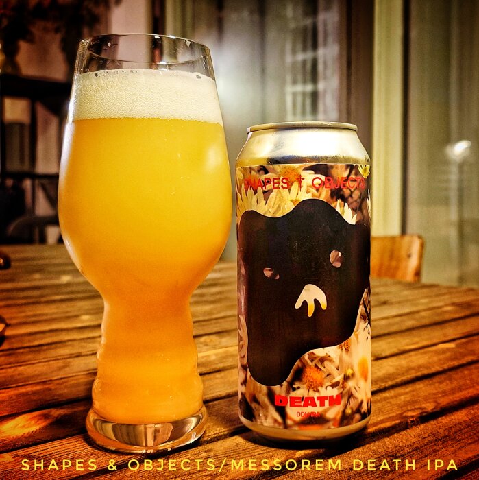 En glas öl och en burk med etiketten "Death IPA" från Shapes & Objects på ett träbord.