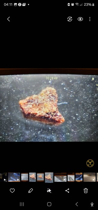 Närbild av vävnad eller hud under mikroskop, visar detaljer av ytan i fokus.