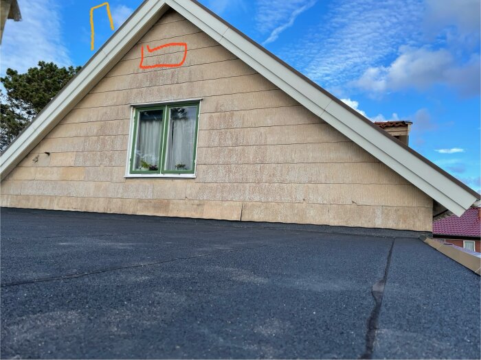 Gavel av ett hus med fönster, markerad med röd och orange färg för möjliga till- och avluftslägen.