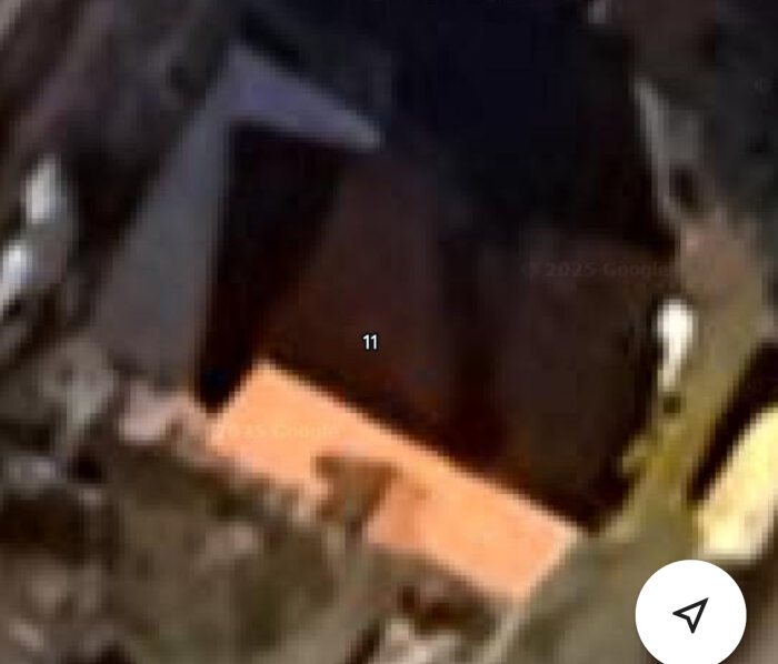 Bilden visar en byggnad mot bakgrund av diskussion om placering av kombidon för till- och avluft, med nordvästlig gavel markerad i rött.