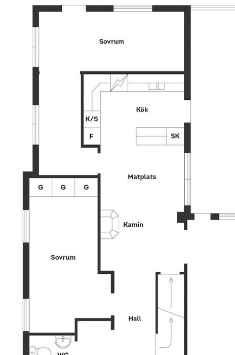 Planskiss av en bostad med rum markerade som kök, matplats, sovrum, hall och wc. Indikerar placering av kamin och skåp.