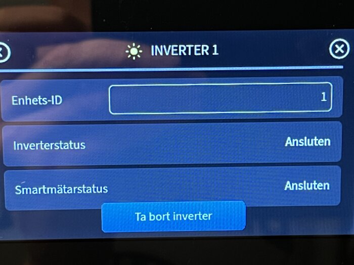 En bild av en display som visar "INVERTER 1" med status "Ansluten" för både Inverterstatus och Smartmätarstatus.