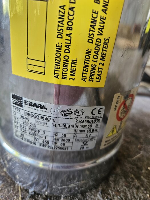 Närbild på en vattenpump av märket Ebara. Pumpens modell och specifikationer är synliga på etiketten.