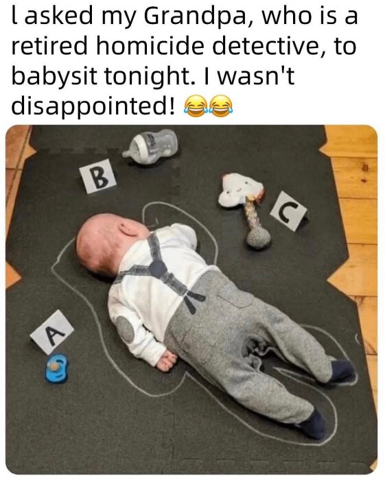 En bebis ligger på golvet markerad med krita som en brottsplats, omgiven av leksaker.